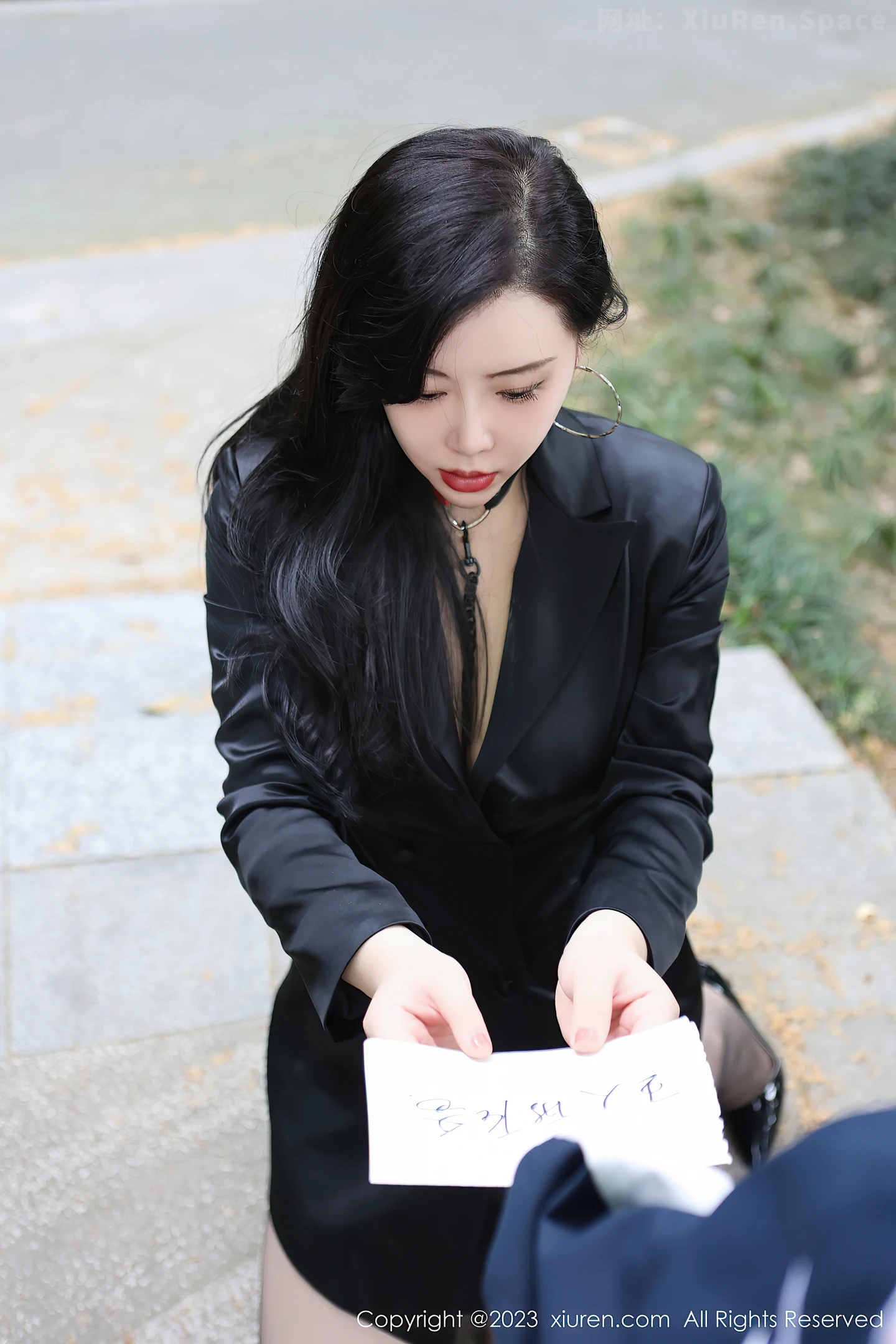 图片[6]-[XiuRen秀人网] VOL.6950 模特王婉悠Queen户外脱黑色外衣露情趣服秀豪乳遮点诱惑写真83P-秀人网官方网站